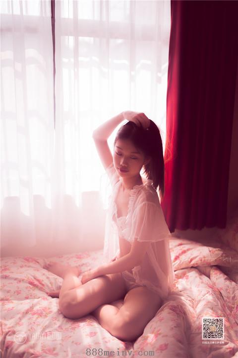 日本美女加奈透视装酥胸美腿诱惑床照第1张 888美女图