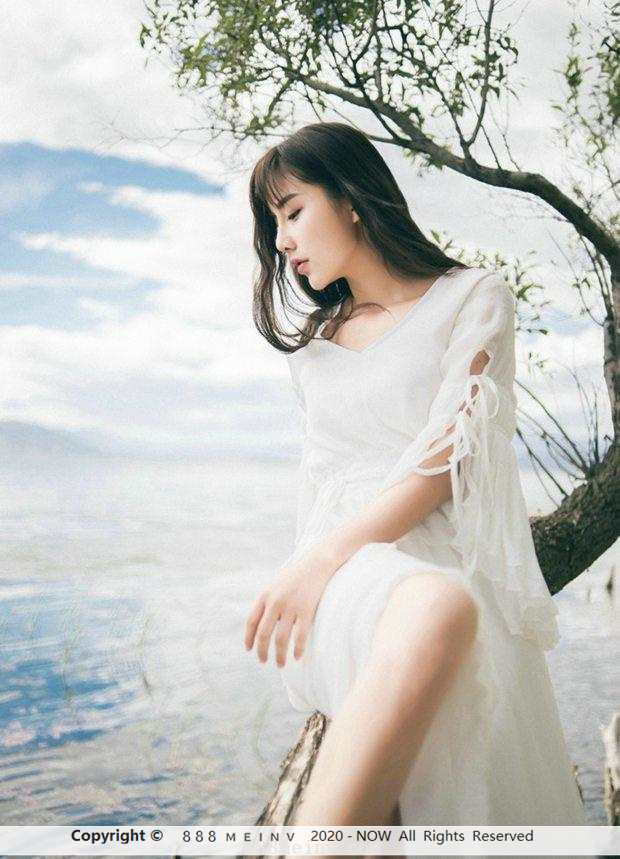 泸沽湖边白色长裙女神图片