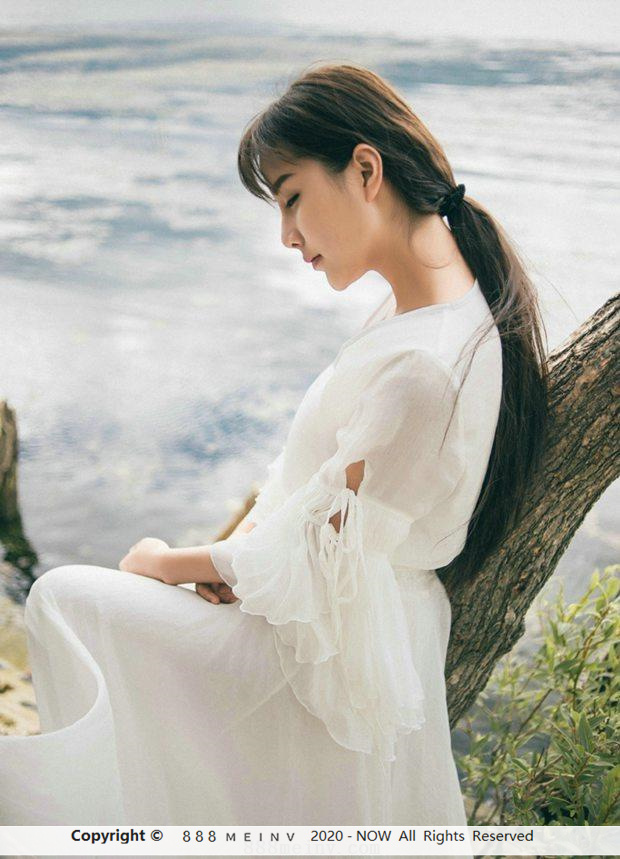 泸沽湖边白色长裙女神图片