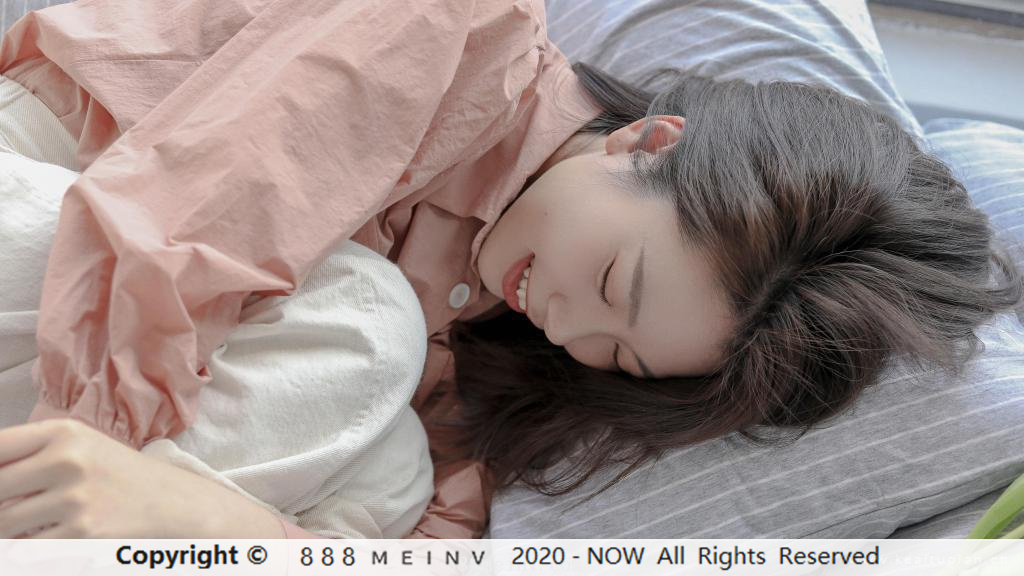 简约韩系青春优美气质美女床上摄影清纯美女桌面图片