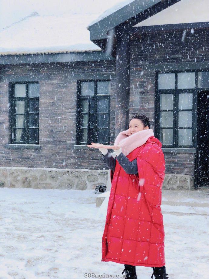 蒋依依雪中红衣可爱写真照片