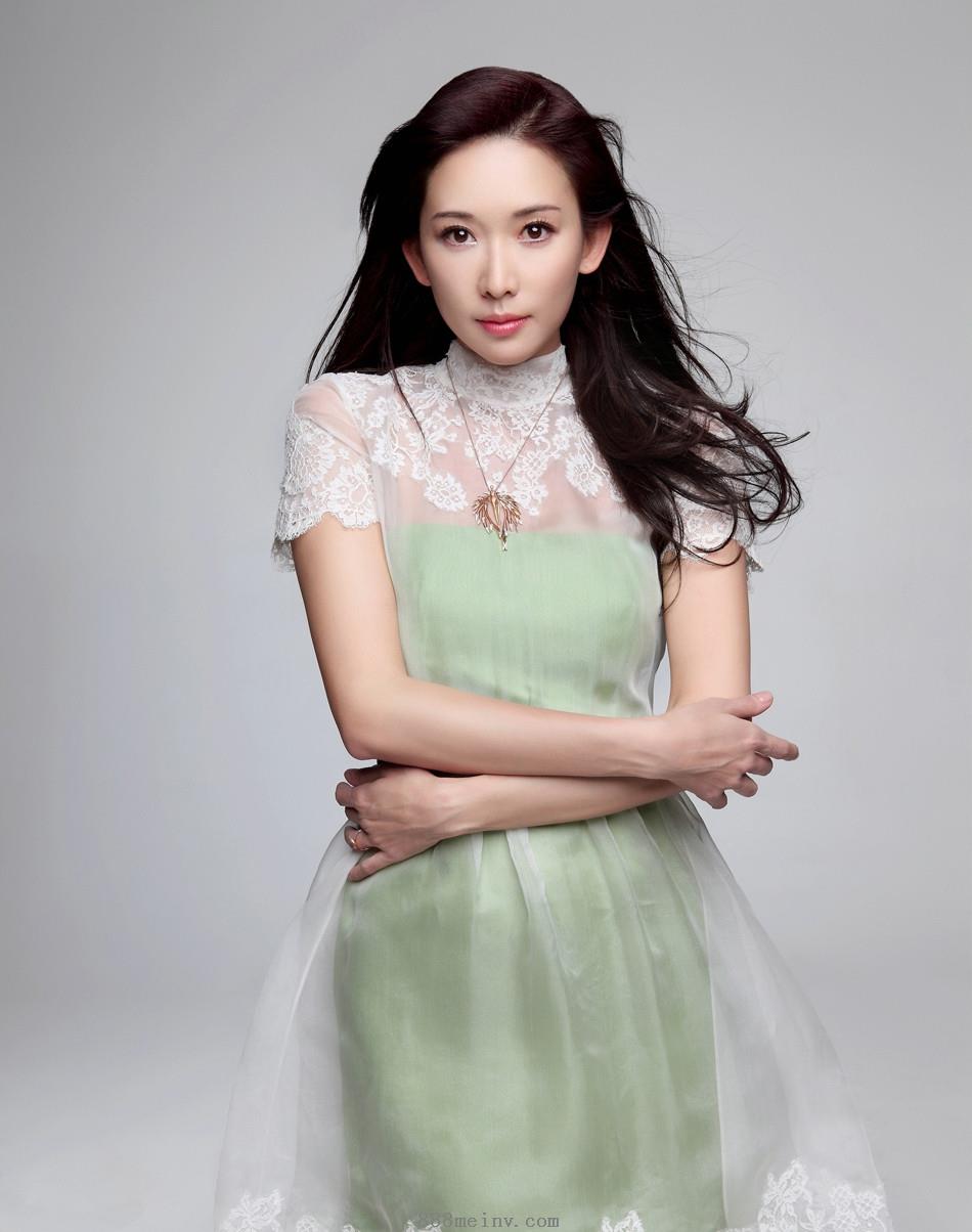 林志玲蕾丝抹胸长裙迷人写真照片