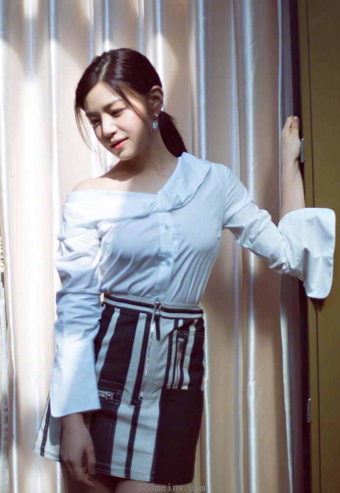 陈妍希衬衫半裙可爱少女风写真照片