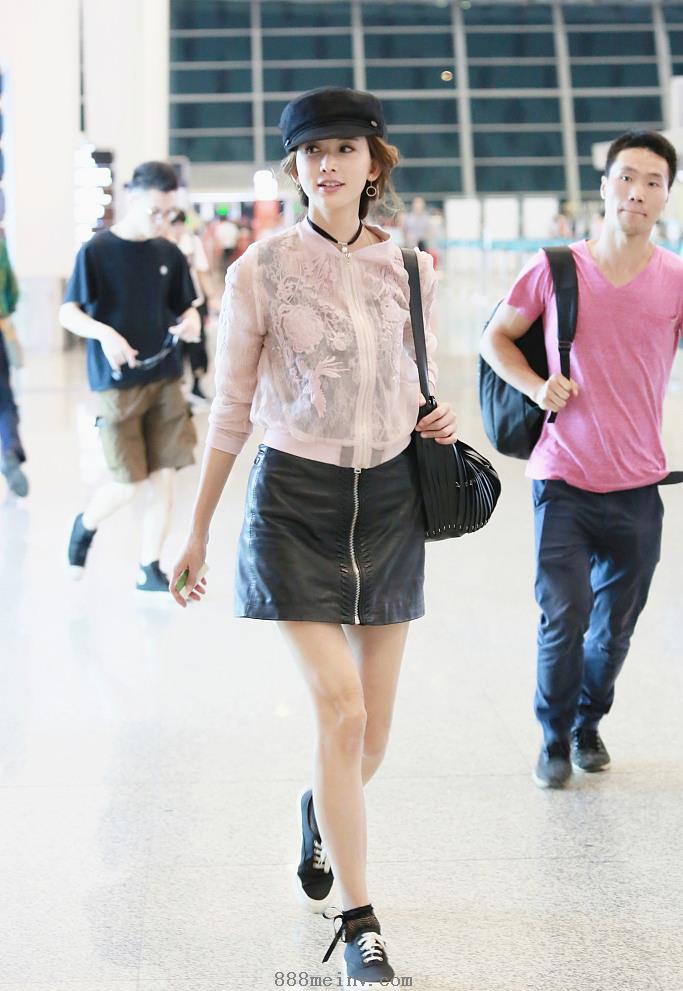林志玲粉装短裙机场写真