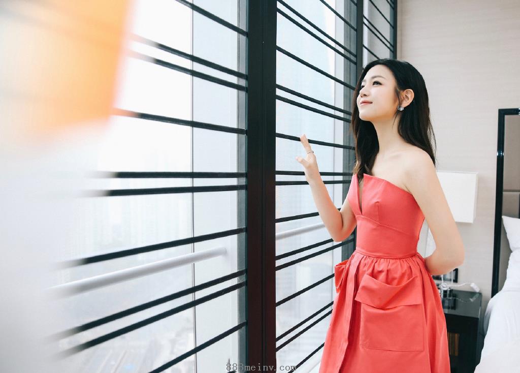 陈妍希抹胸气质红裙写真照片