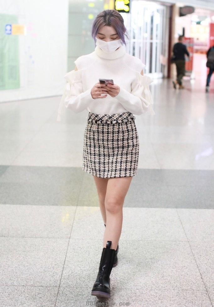 李紫婷格纹短裙美丽时髦机场照图片
