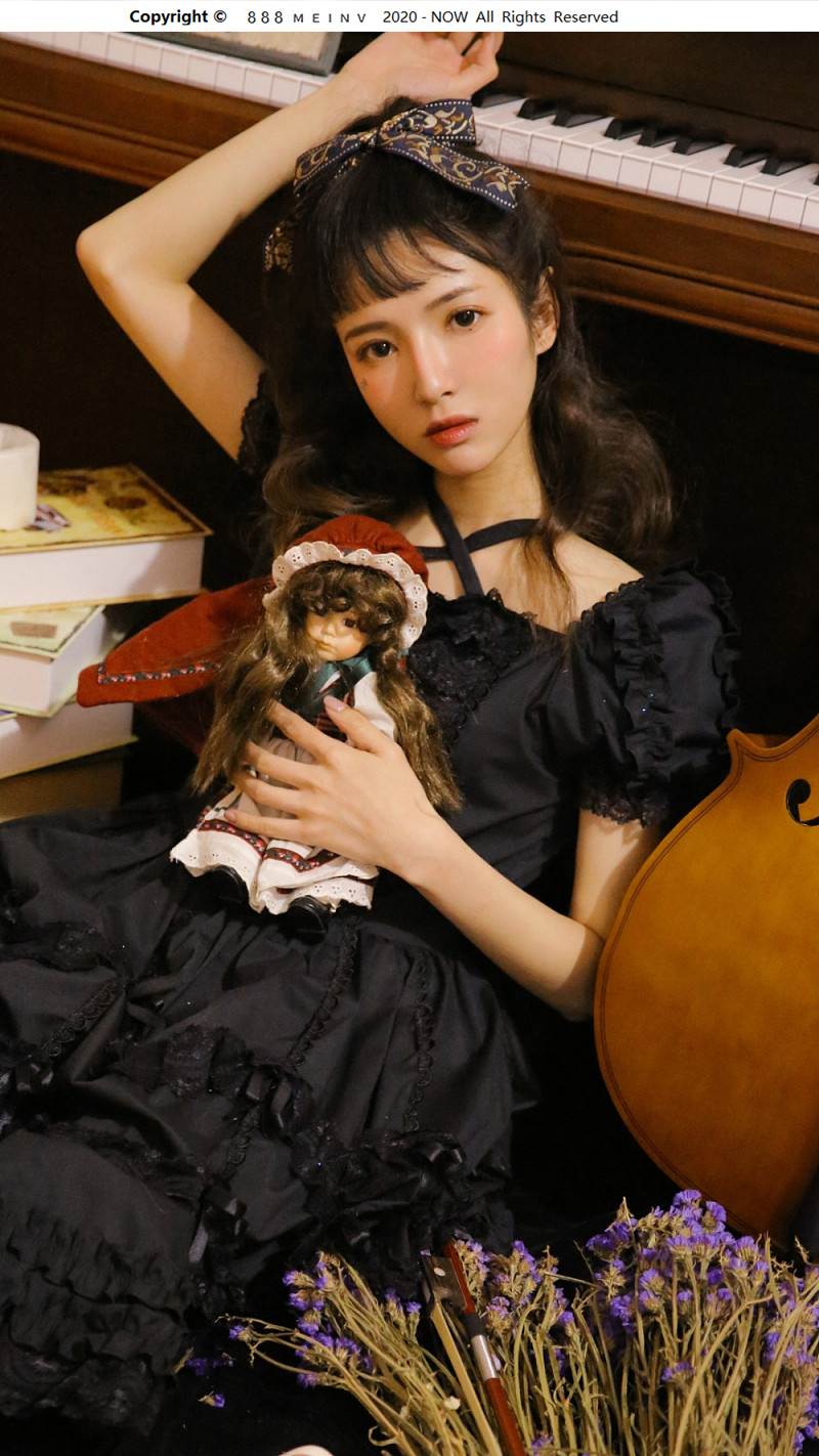 暗黑系少女蕾丝小黑裙万圣节装扮图片 www.888meinv.com 美女图片网
