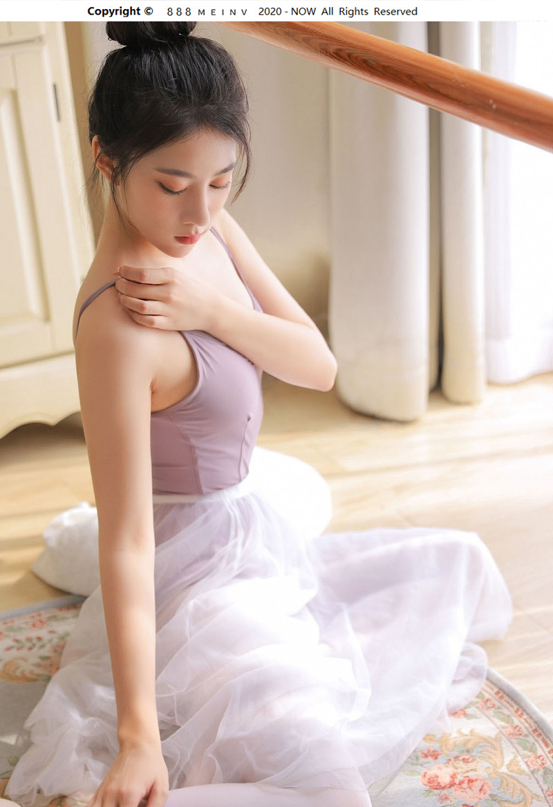 韩国长腿美女 舞蹈房芭蕾舞小姐姐香肩美背室内艺术写真摄影 www.888meinv.com 美女图片网