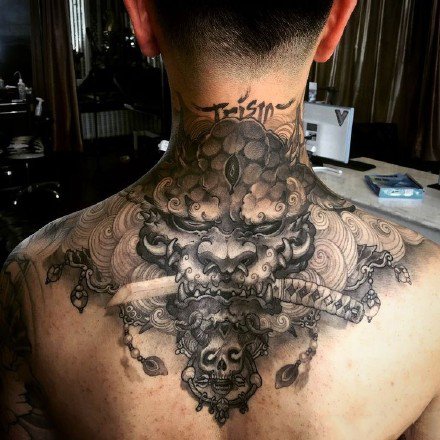 男性脖子后面后背处的适合男生的纹身图案