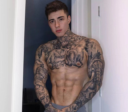 欧美的一组纹身肌肉型纹身帅气男人霸气图片