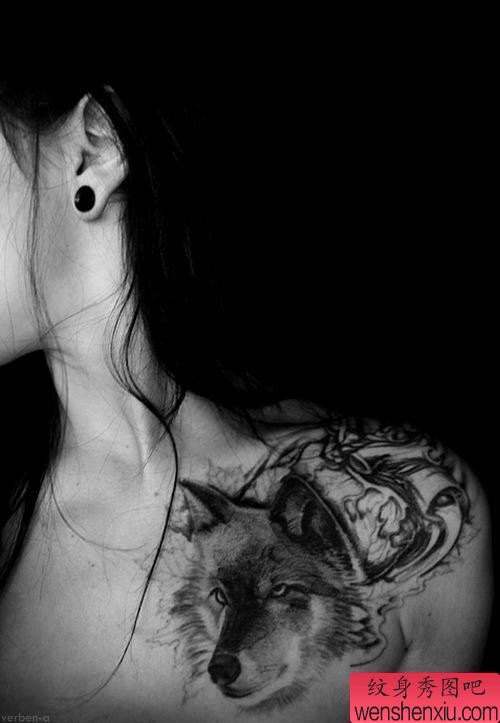 一幅美女锁骨狼头纹身纹身没忍住和纹身师做了
