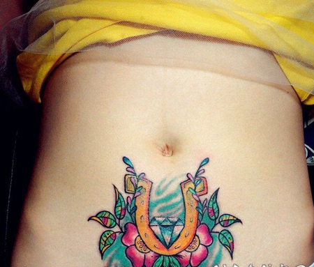 美女腹部创意马蹄铁和ins上很火的纹身图案