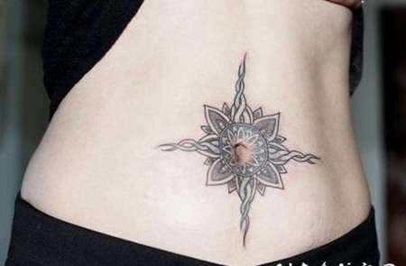 美女腹部潮流精美的点纹身纹在私人部位上字