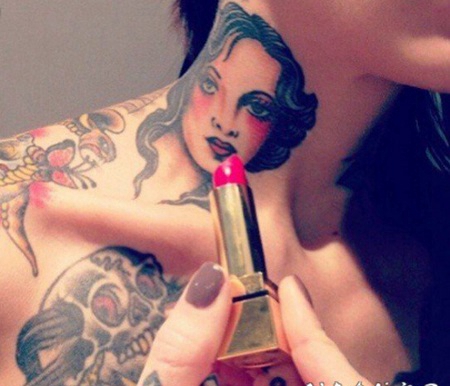 美女肖像颈部纹身纹身的时候喷了纹身师一脸