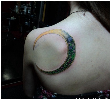 美女背部月亮图腾纹身纹身漏出私密图片