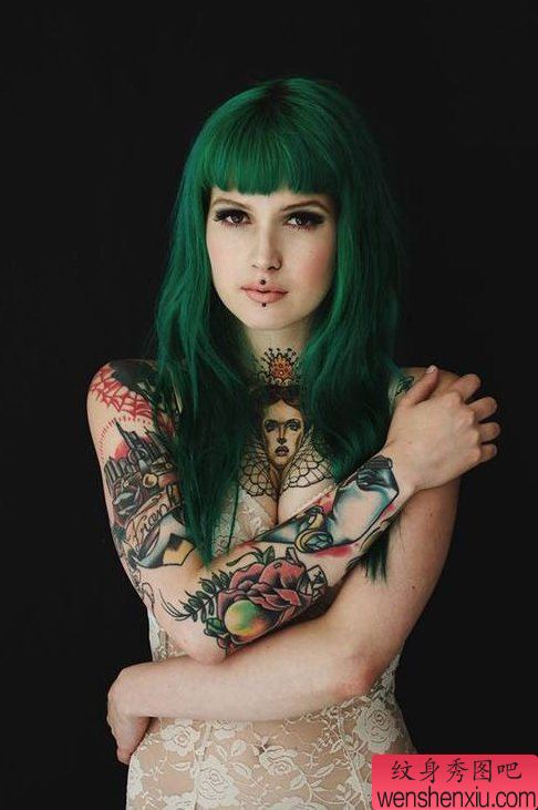 纹身秀图吧推荐欧美女纹身的时候喷了纹身师一脸