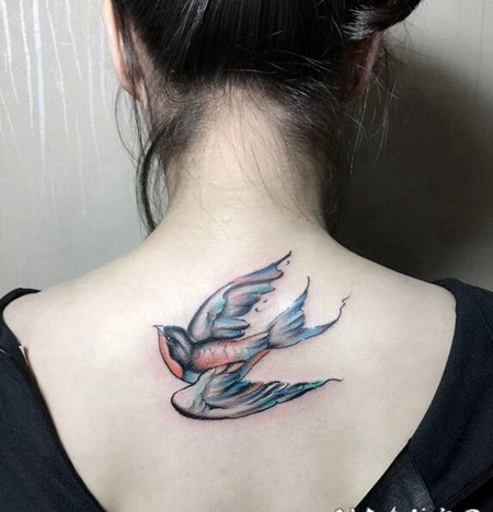 美女背部燕子彩绘纹身简单又好看的小图案