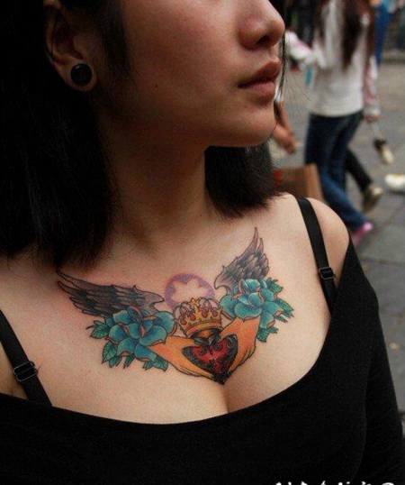 美女胸部好看的翅膀花很火的纹身女孩壁纸