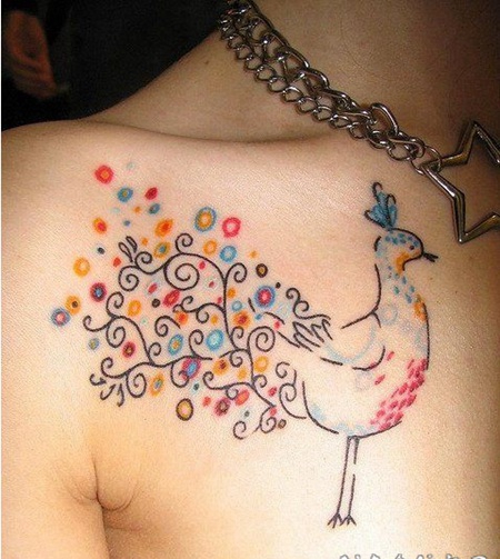 美女锁骨一只简单孔雀女生精致小纹身图案