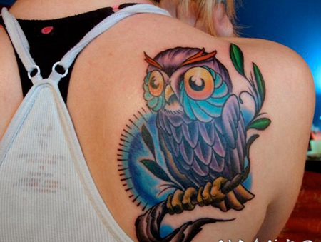 美女背部可爱的猫头鹰纹身纹着纹做了起来