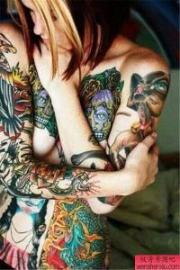 个性流行纹身女孩图案很火的纹身女孩壁纸