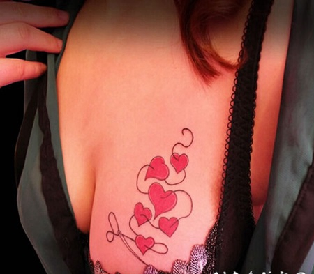 美女胸部的心形纹身图女生好看纹身图案