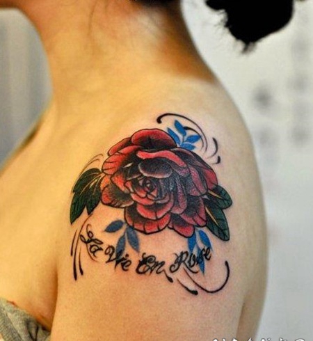 美女肩部彩色玫瑰花字漂亮的纹身图案女