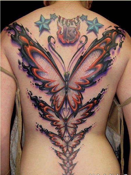欧美女背部创意蝴蝶五女人纹身时和纹身师啪啪了