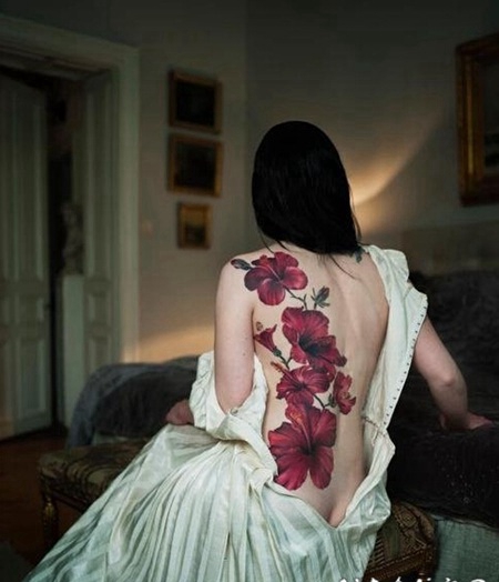 性感美女背部美丽的花2022年女适合纹身