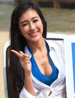 金娟婷（김연정），1990年11月23日出生，目前是韩国棒球队啦啦队长兼广告模特，拍摄过LG广告、IBK银行广告，做过釜山国际电影节嘉宾。2013年10月，被选为国内网游《寻龙记》在韩国的游戏代言人。